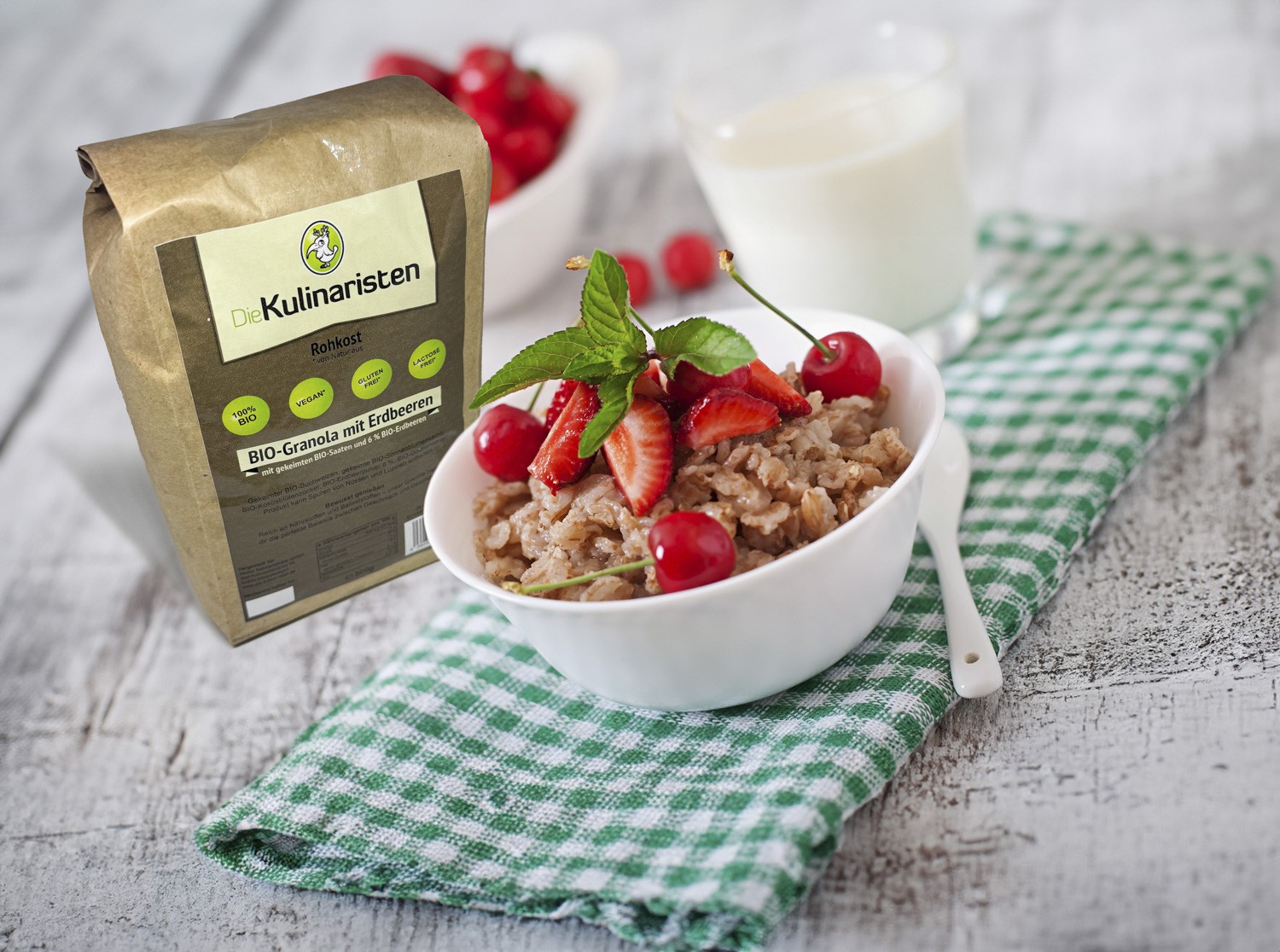 Bio Granola mit gekeimten BIO Saaten und BIO Erdbeeren